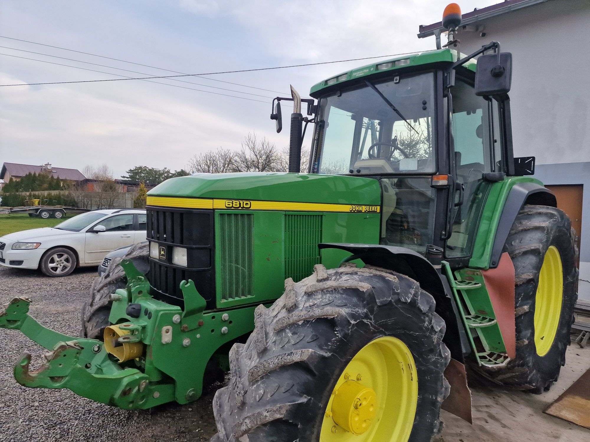 Ciągnik John Deere 6810