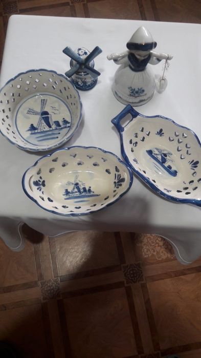 Керамічні чи порцелянові вироби у голландському стилі Delft blue.Делфт