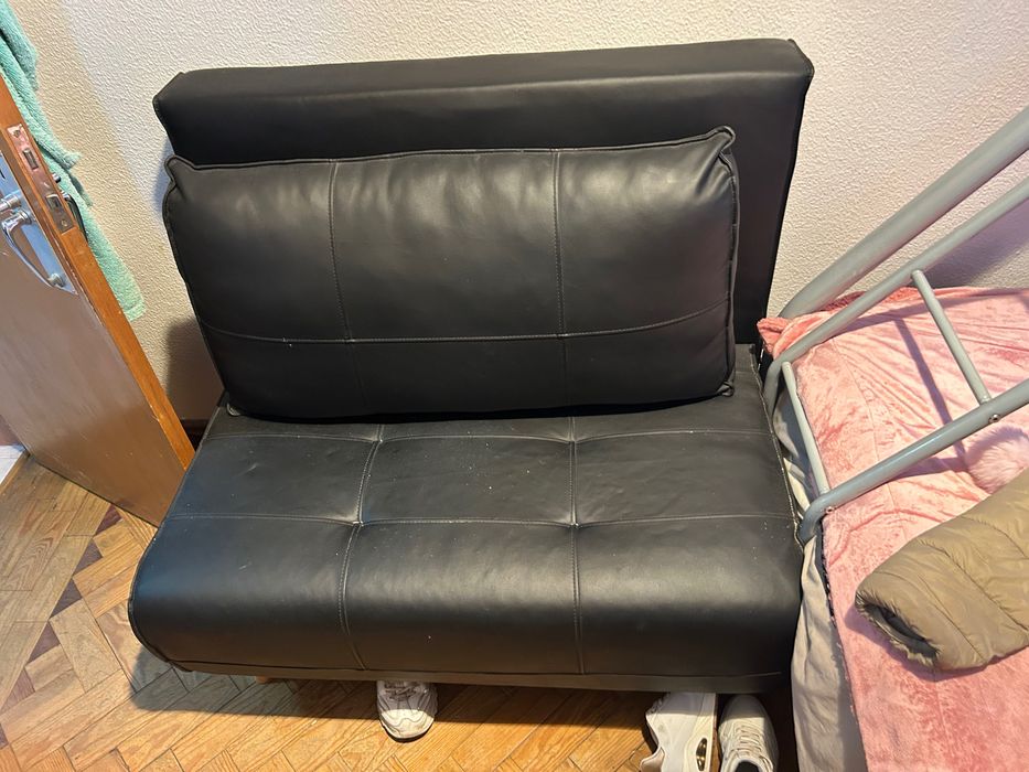 Vendo sofá preto em pele que faz de cama