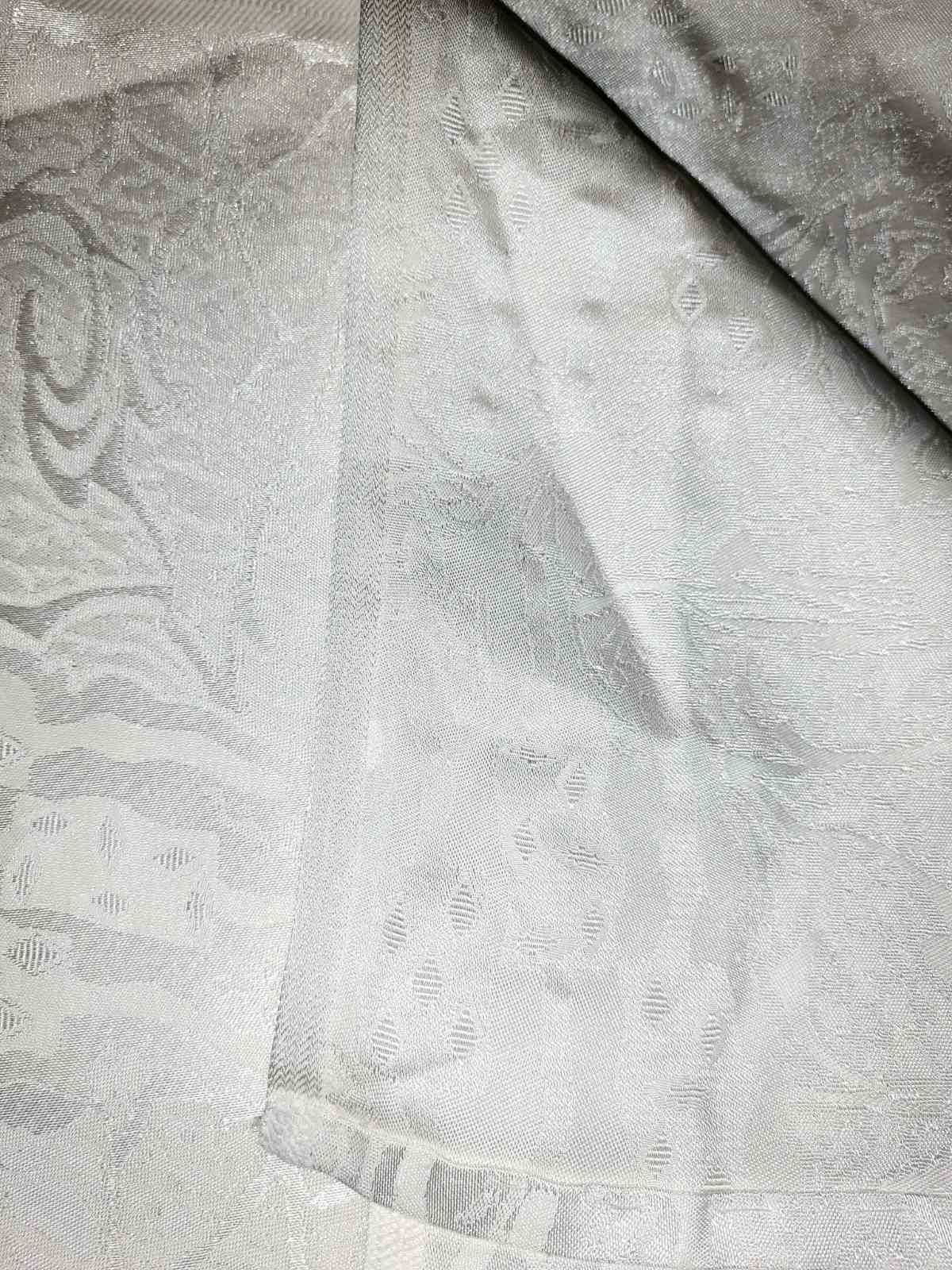 Белая скатерть с молочным оттенком и красивым рисунком. 4м-146cм.