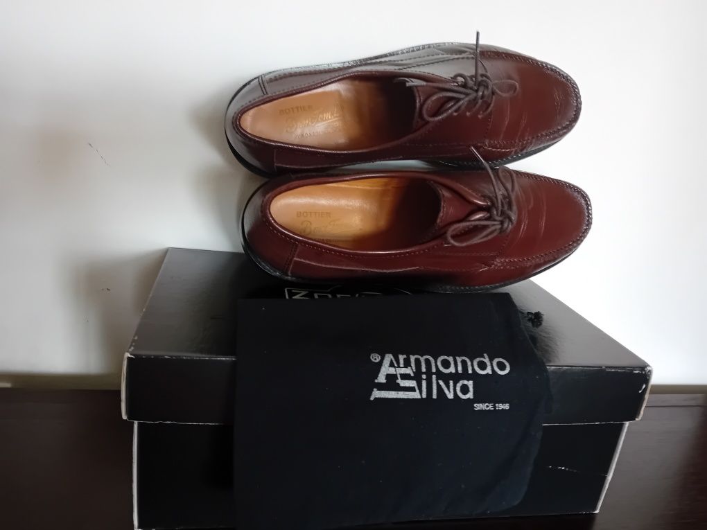 Sapatos em sola de couro c atacadores marca Armando Silva desde 1946