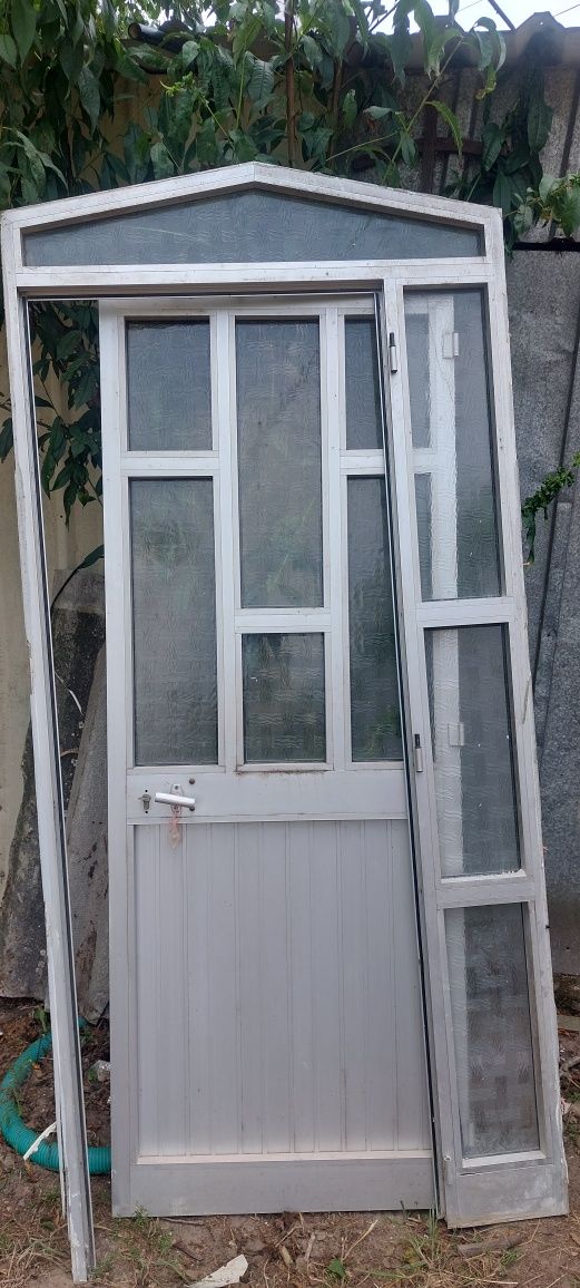 Porta de entrada 75cm com 25 cm vidro fixo