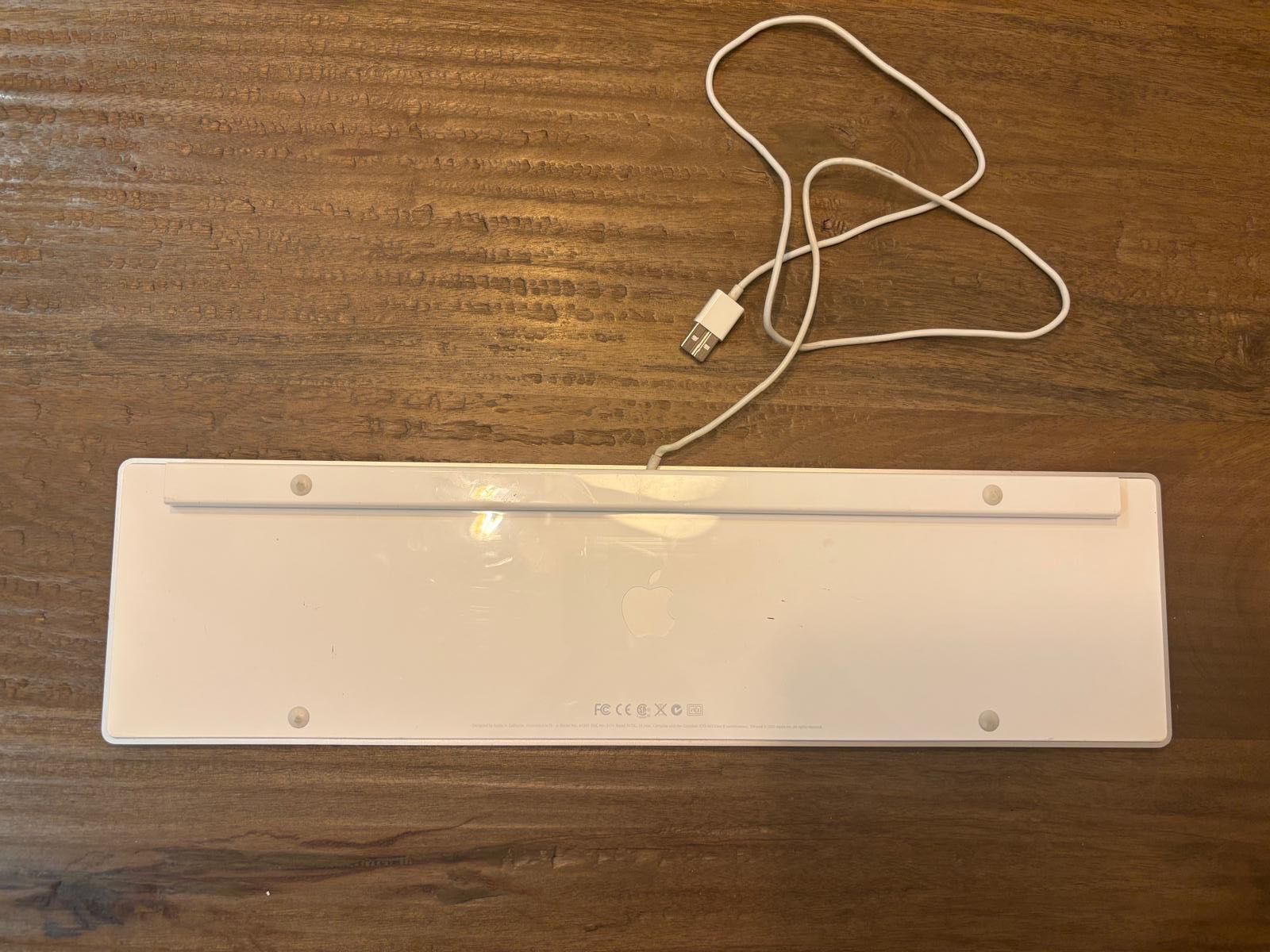 Teclado com fio Apple