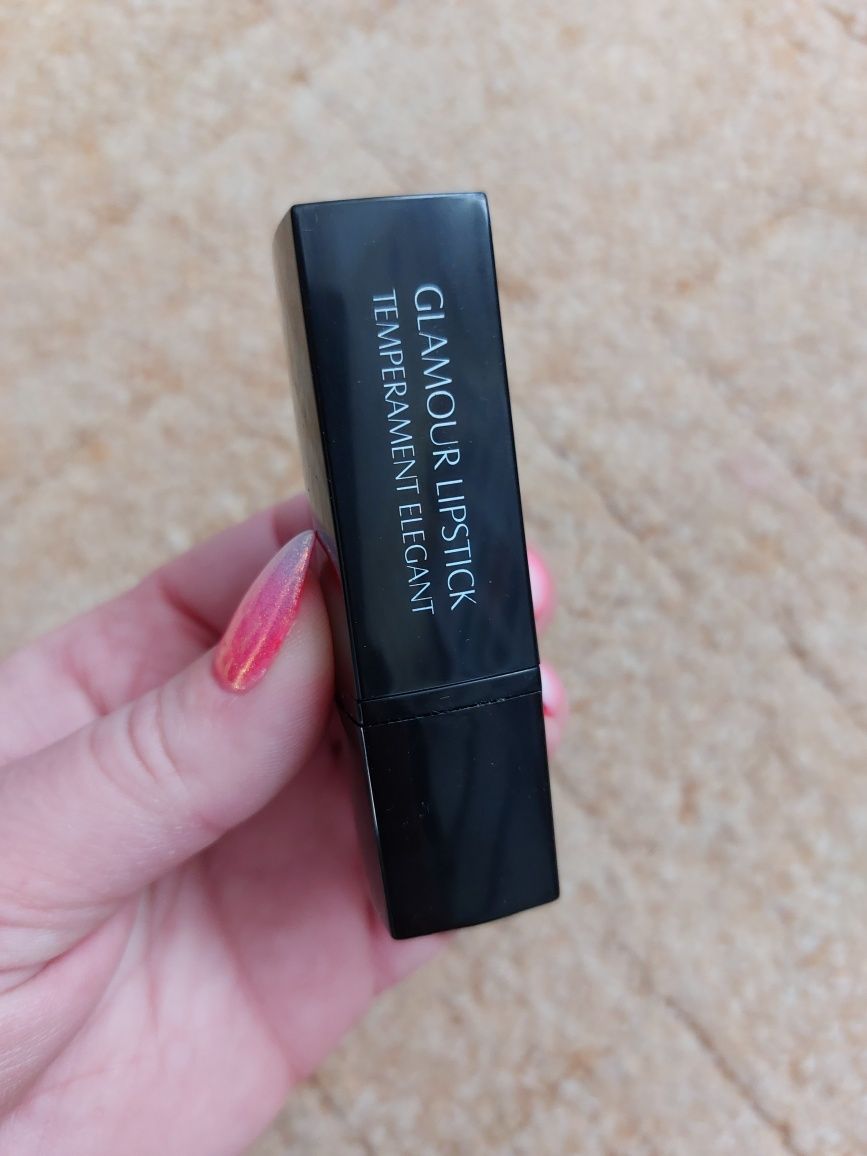Pomadka odcień czerwieni glamour lipstick