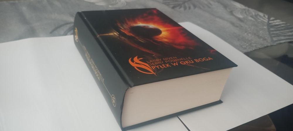 Larry Niven - Pyłek w oku Boga i Hobbit z omówieniem