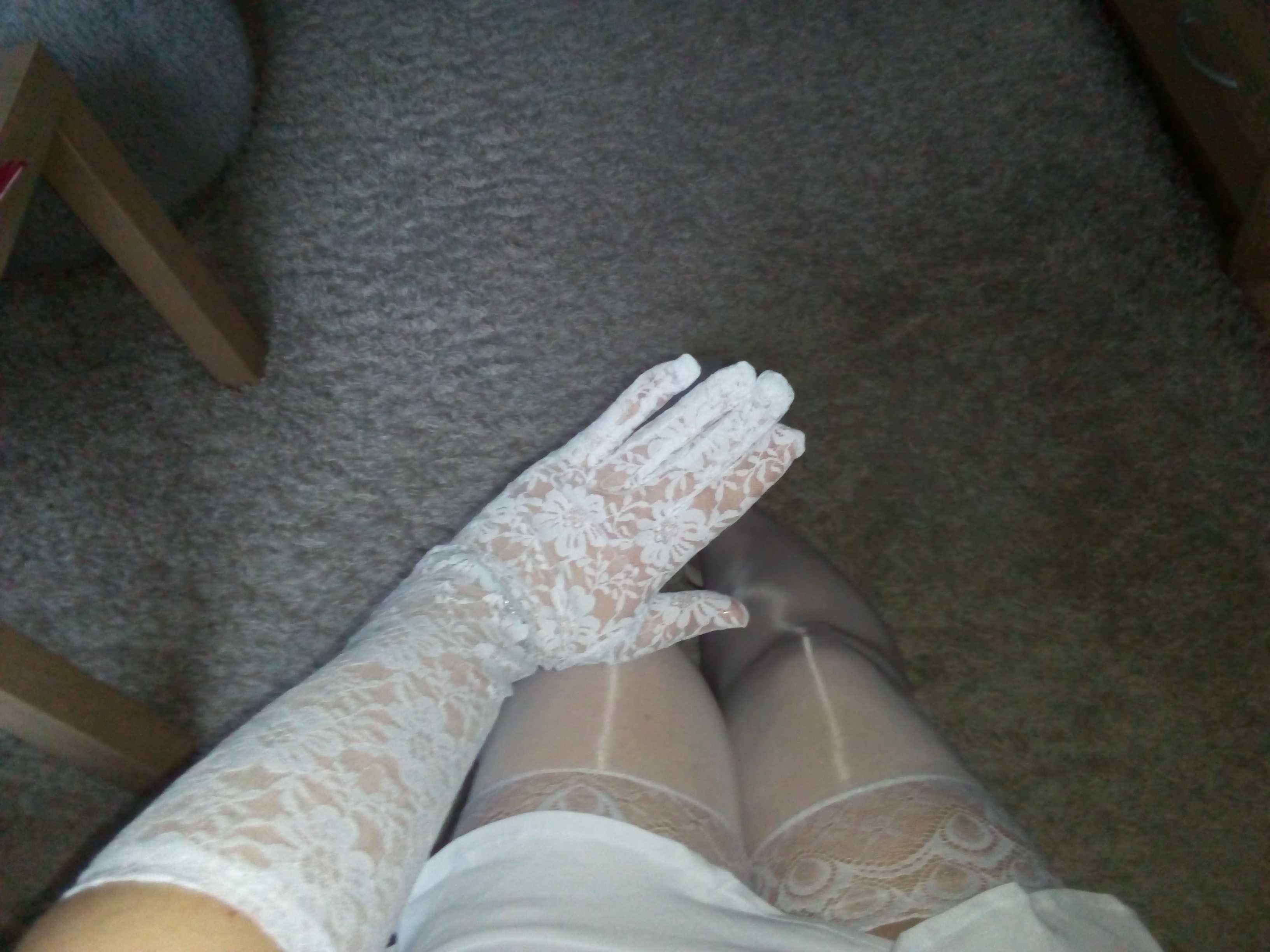 Długie koronkowe rękawiczki