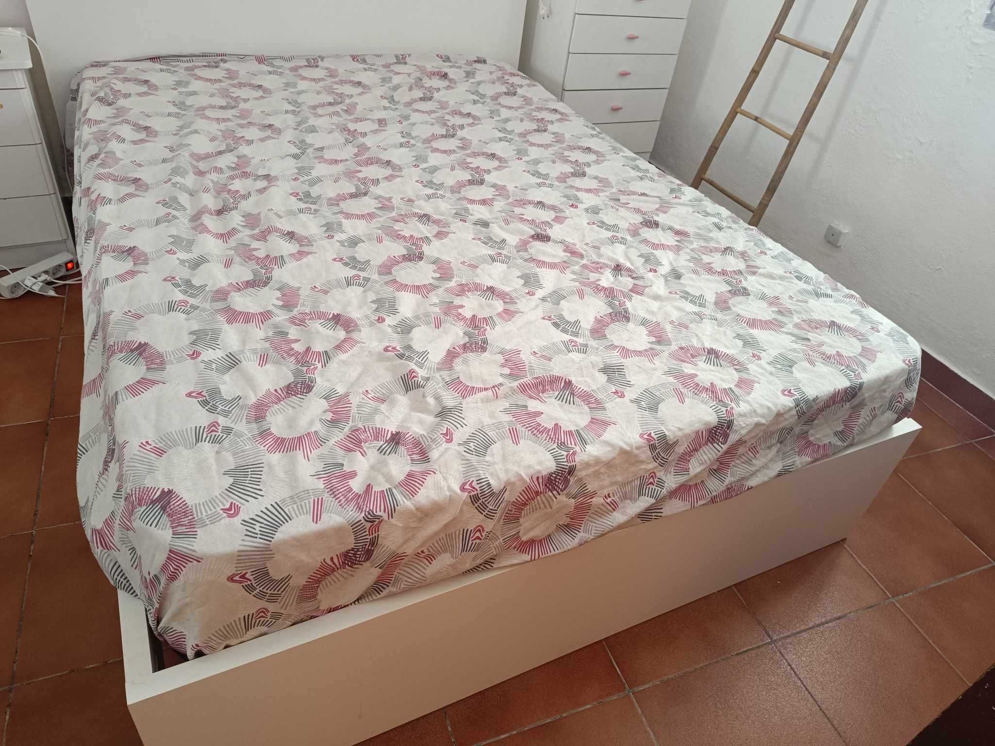 Cama de Casal branca com 4 gavetas de arrumação - 190 x 140