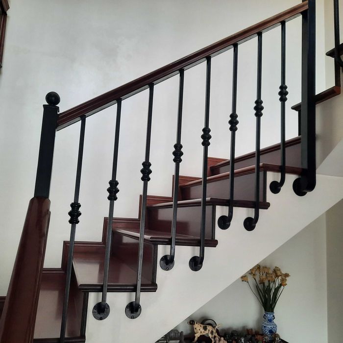 Guarda corpos de escada em ferro com corrimão madeira