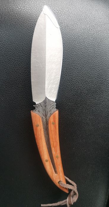 Нож с деревянной ручкой