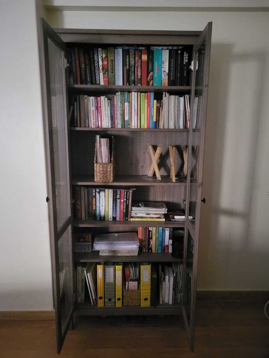 Estante de livros em vitrine