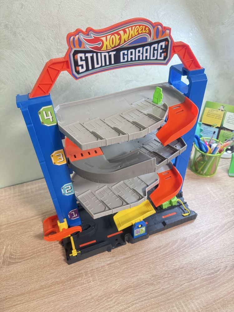 Ігровий набір Hot Wheels трюковий гараж Stunt Garage