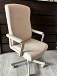 Fotel biurowy ergonomiczny – kremowy, regulowany