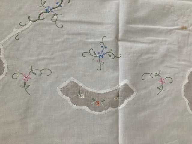 BARDZO ELEGANCKI  haftowany obrus ze wstawkami z batystu