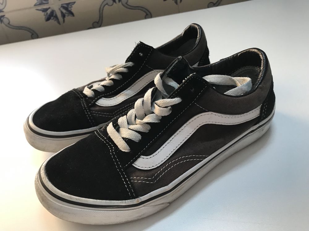 Vans pretas de senhora