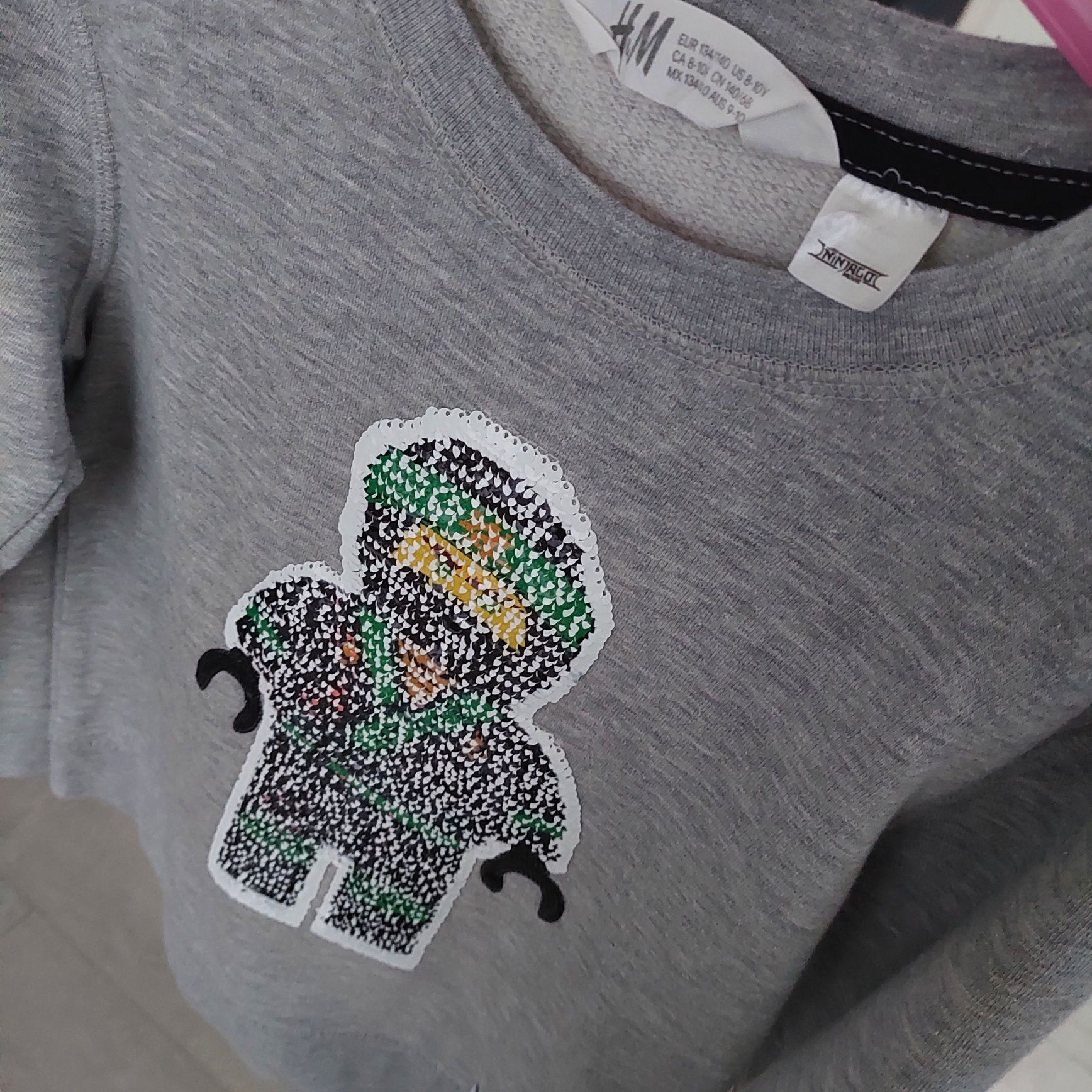Bluza H&M NINJAGO Kai Lloyd cekiny 134 140 szara