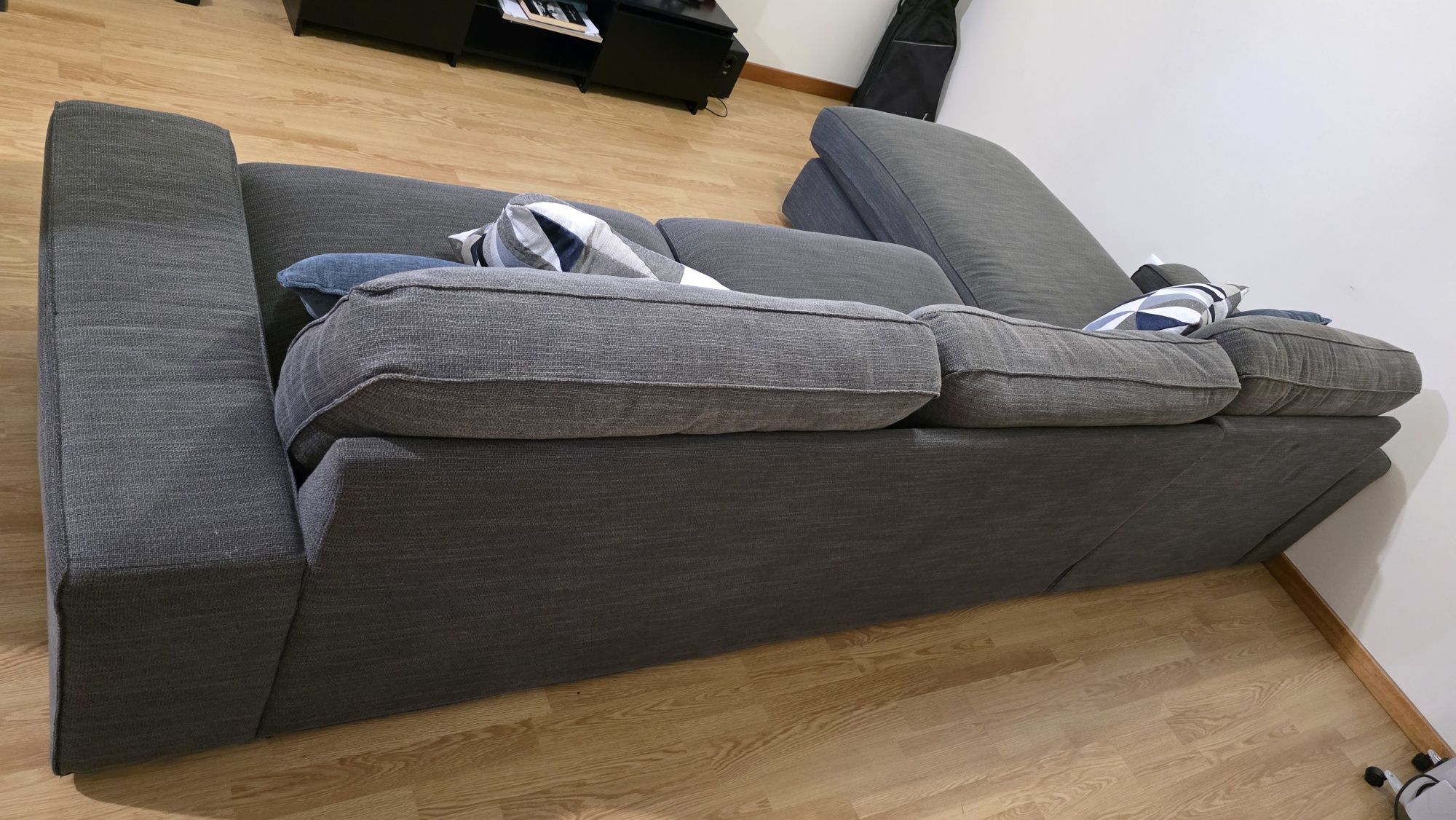 Sofá robusto e confortável, chaise-longue IKEA