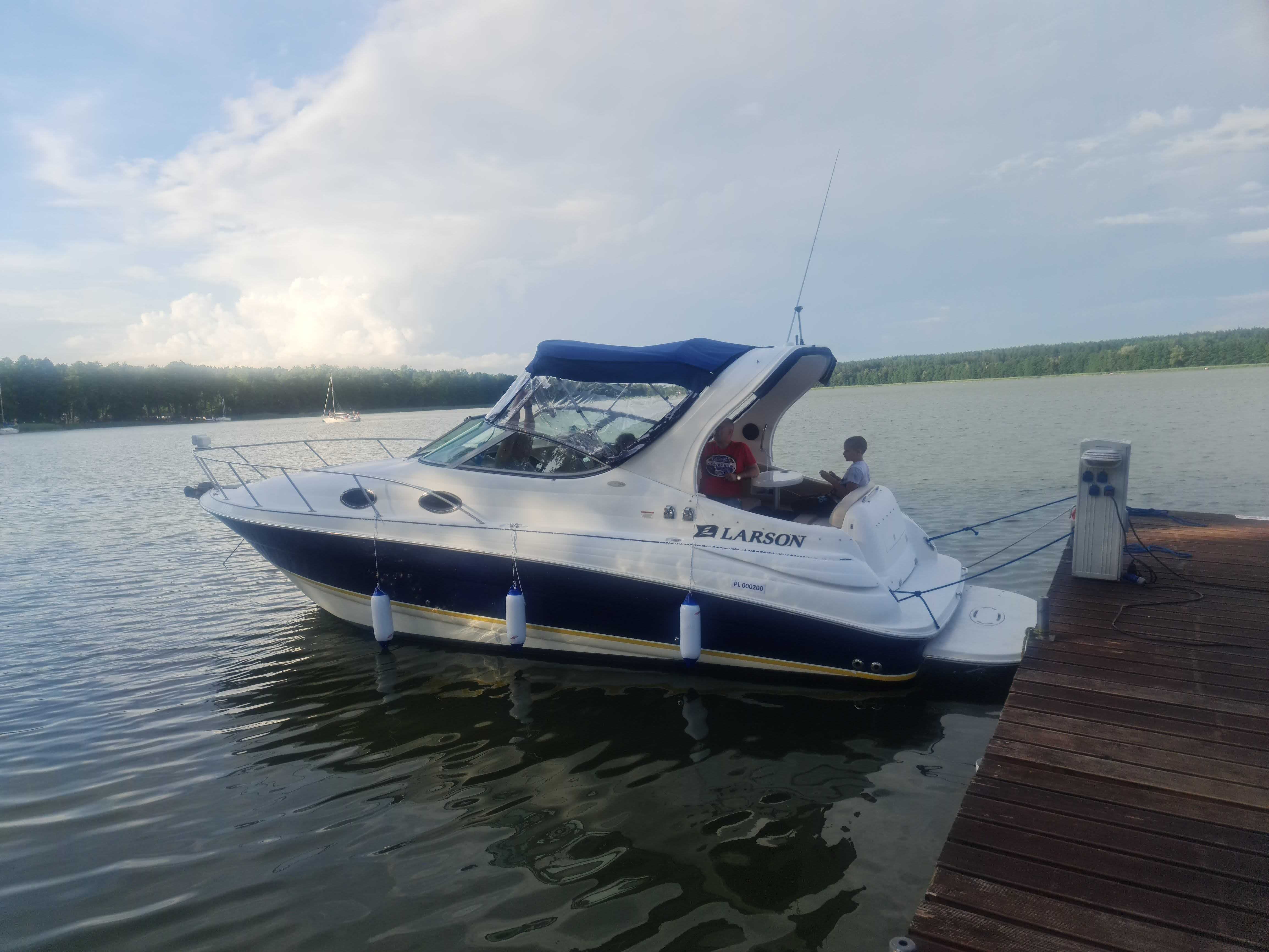 Wynajem łodzi motorowych bez patentu hauseboat i skutery wodne