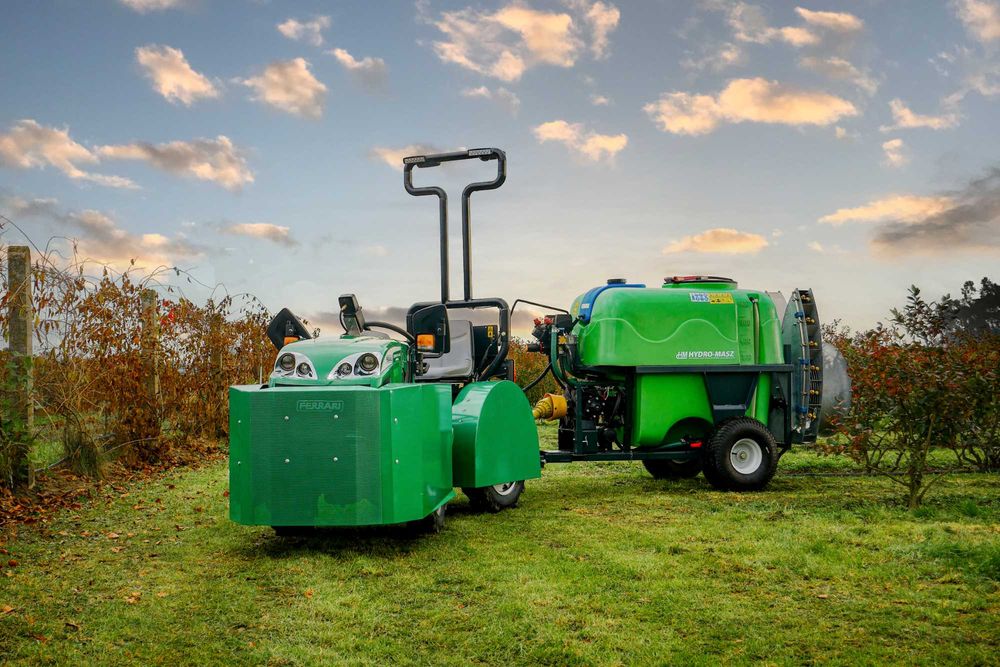Najwęższy opryskiwacz sadowniczy do borówki z wałem szerokokątnym 600l