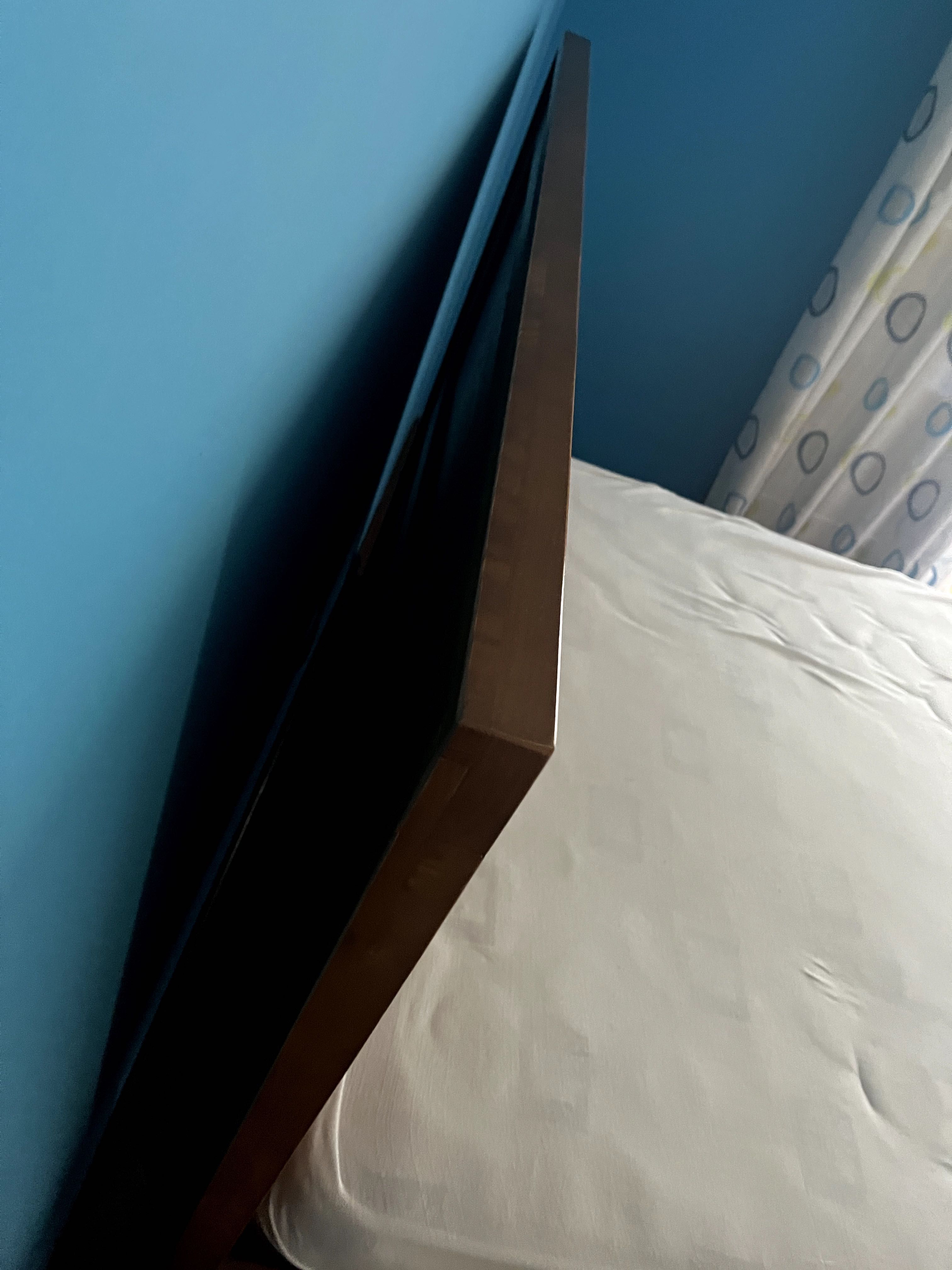 Cama em madeira de casal