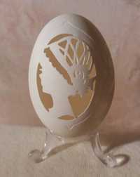 Сувенир резное яйцо на подставке карвинг по скорлупе дамский профиль