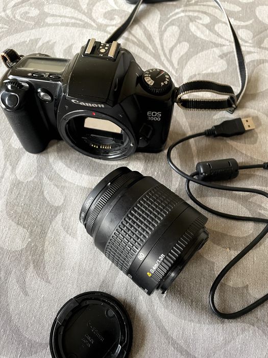 Máquina analógica Canon EOS 3000 + lente 35-80mm (kit completo)