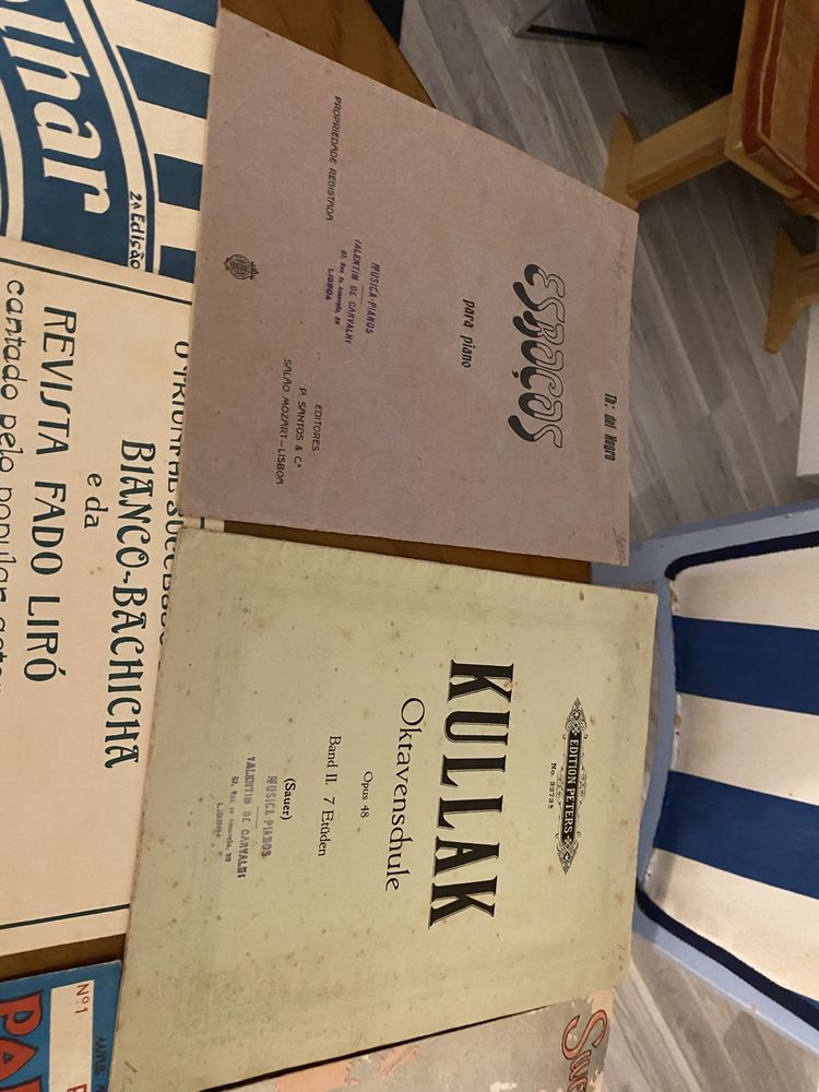 Partituras de canções e  duas para piano.