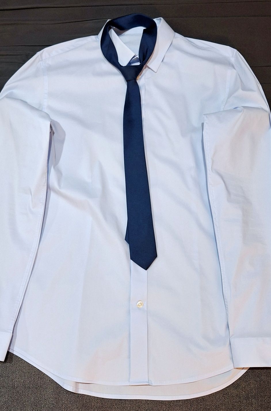 Garnitur plus koszula i krawat, komplet na studniówkę.