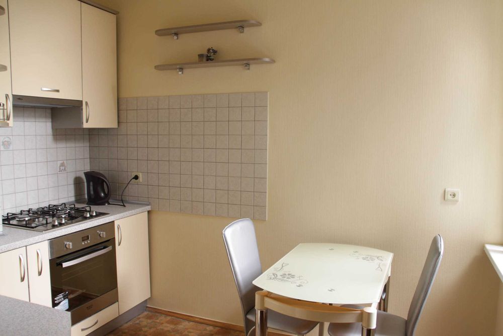 Сдем трехкомнатную квартиру в центре .