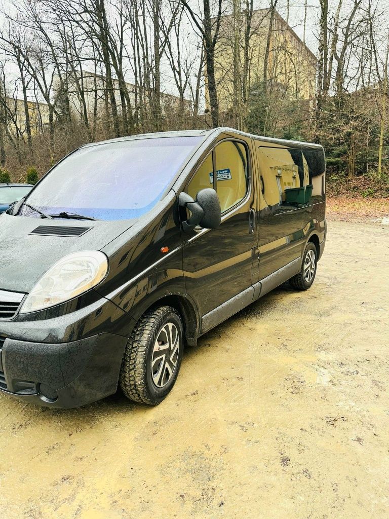 Opel vivaro 2008 r 2.0 d 9 os czujniki przód i tyl przebieg 260 tys