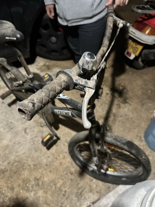 Bicicleta a precisar de restauração