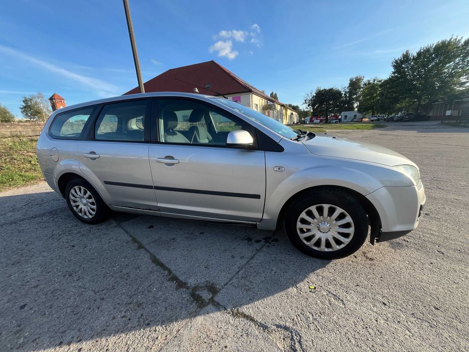 ford focus 1.6 2007, klima, hak, jezdzi skręca hamuje :)