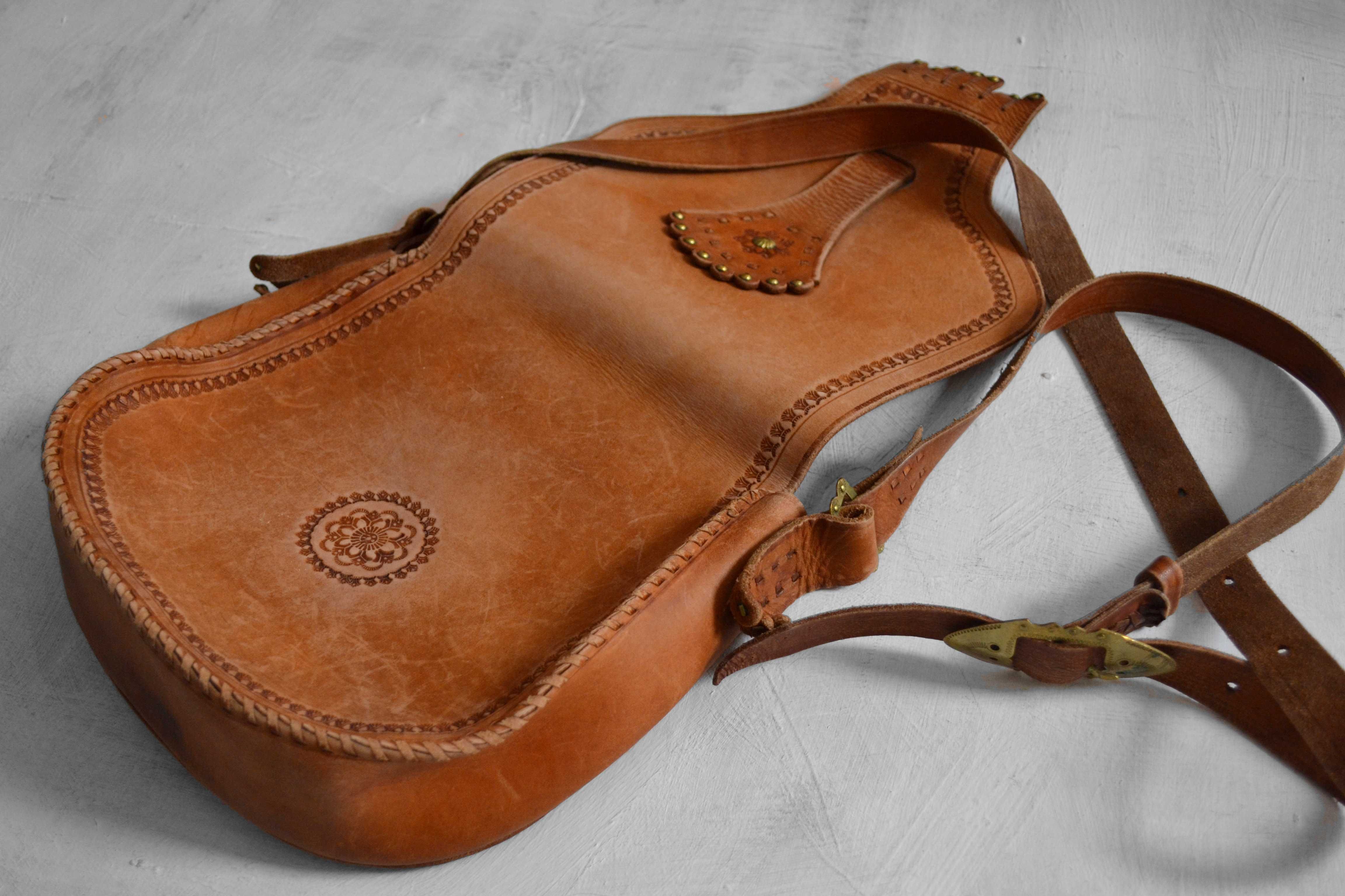 camelowa skórzana torebka na pasku boho vintage hippie
