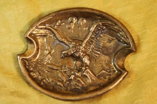 Popielniczka z mosiądzu, piękny motyw -orzeł.