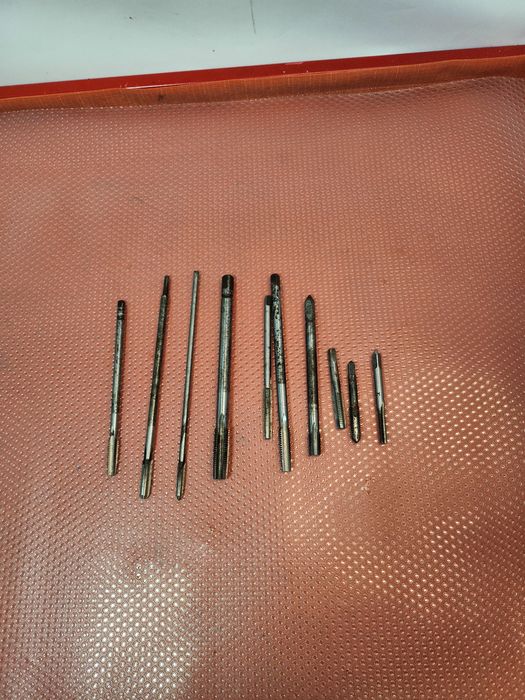 Stare narzędzia warsztatowe gwintowniki długie