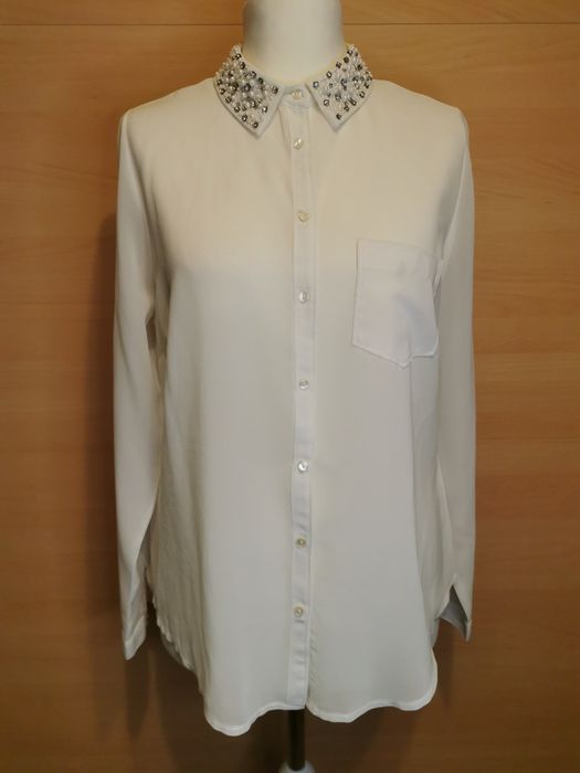 Koszula z ozdobnym kołnierzem