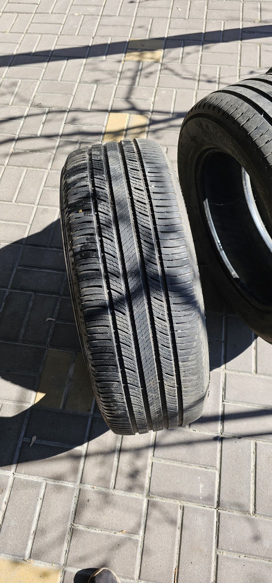 Продається 2 шини michelin 235/60 r18