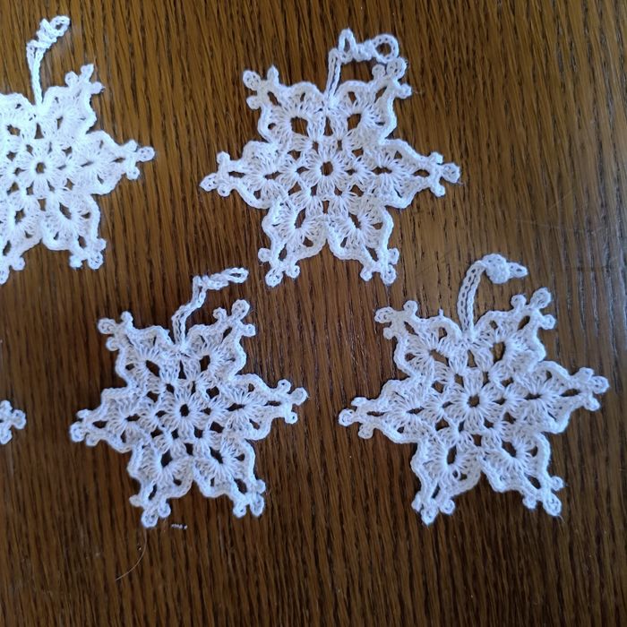 Śnieżynki robione szydełkiem 7 sztuk