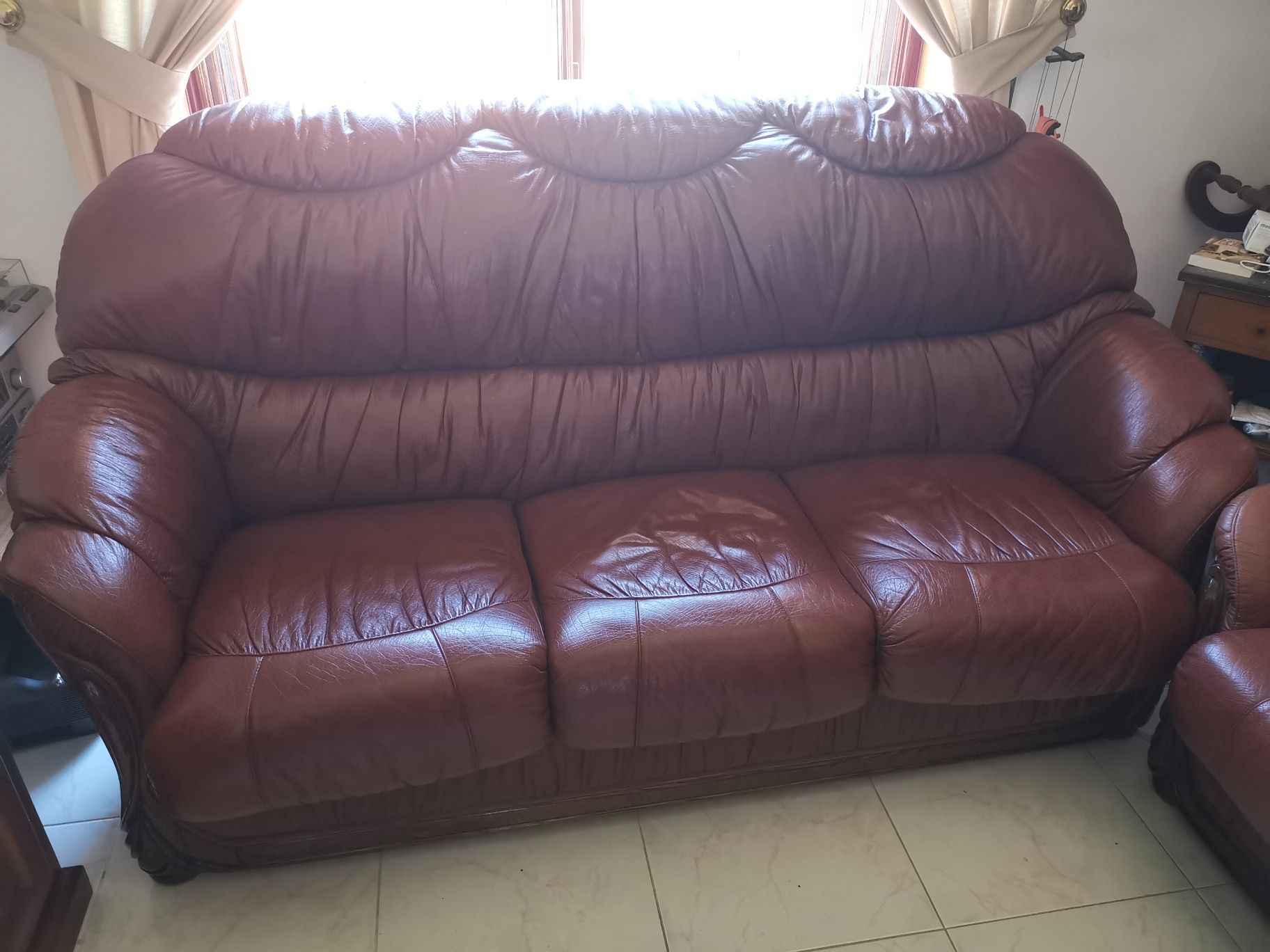 Sofás vintage com a máquina vibratória