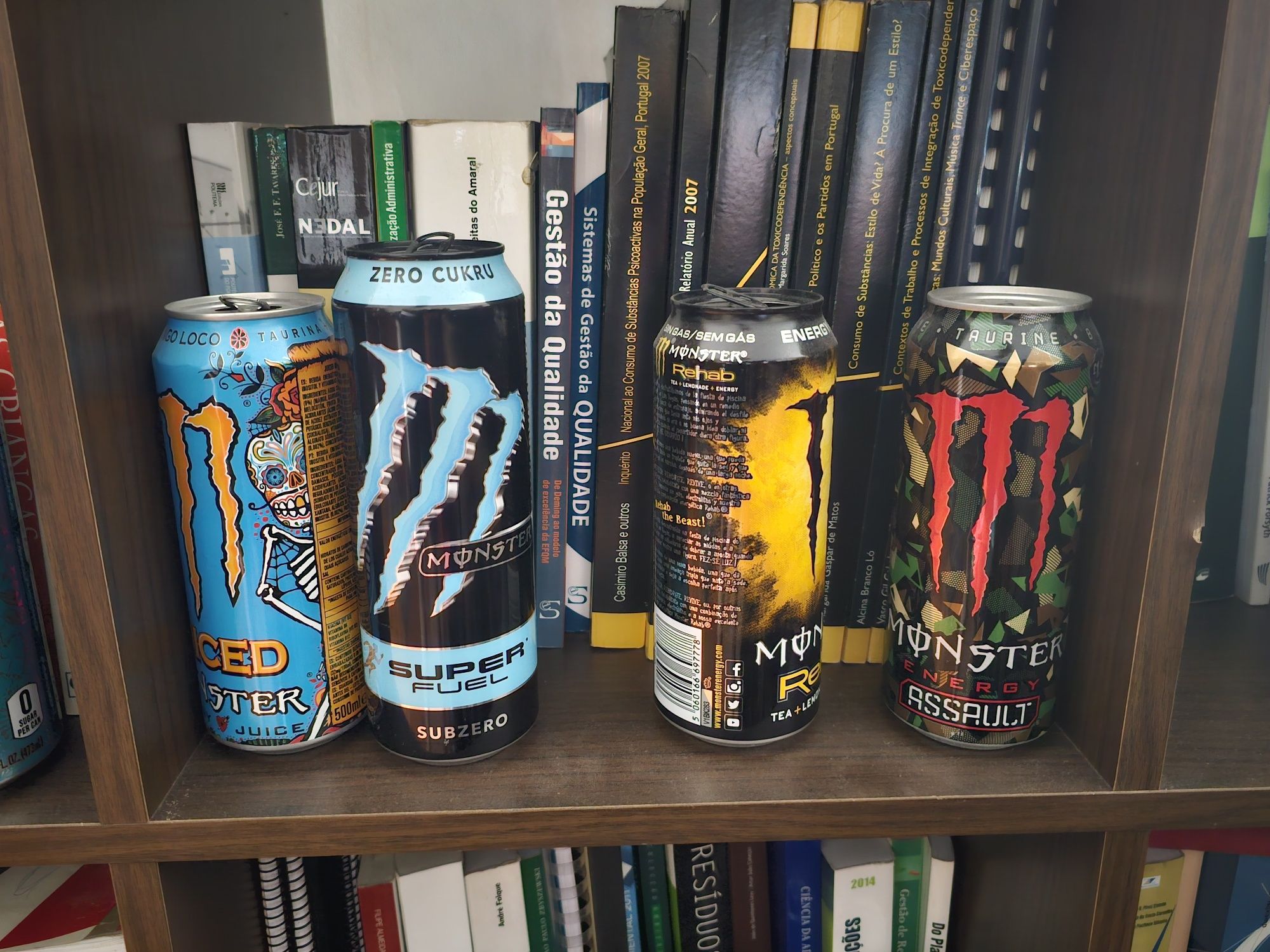 Latas monster vazias