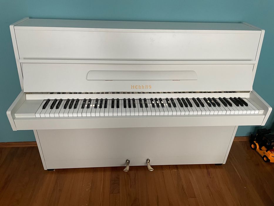 Białe pianino akustyczne Hellas