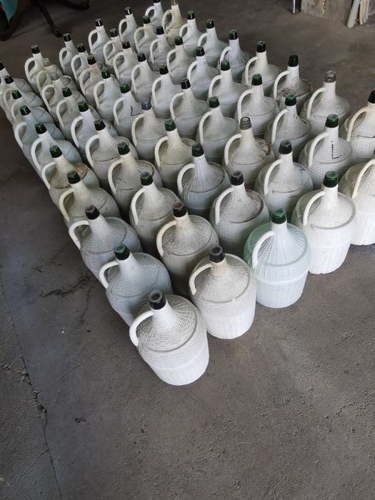 60 garrafões de 5 litros