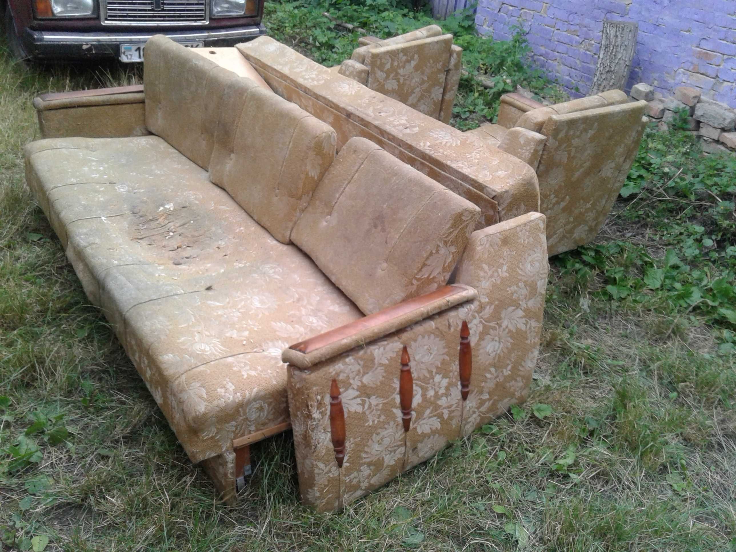 Стародавній диван кровать з кріслами під перетяжку Диван піаніно