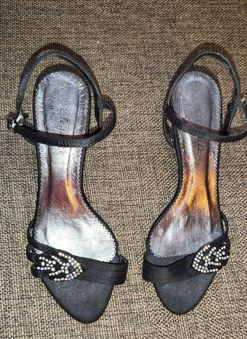 Czarne sandałki niska szpilka.