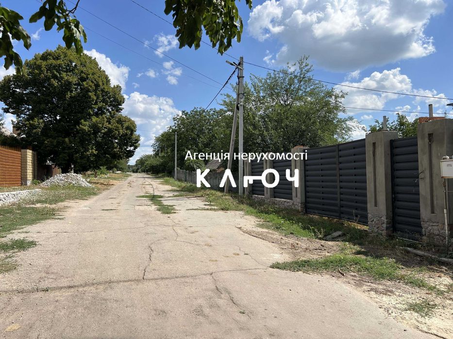 Продам сучасний будинок в мальовничому місці.