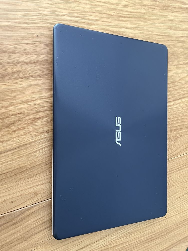 Laptop ASUS R520U