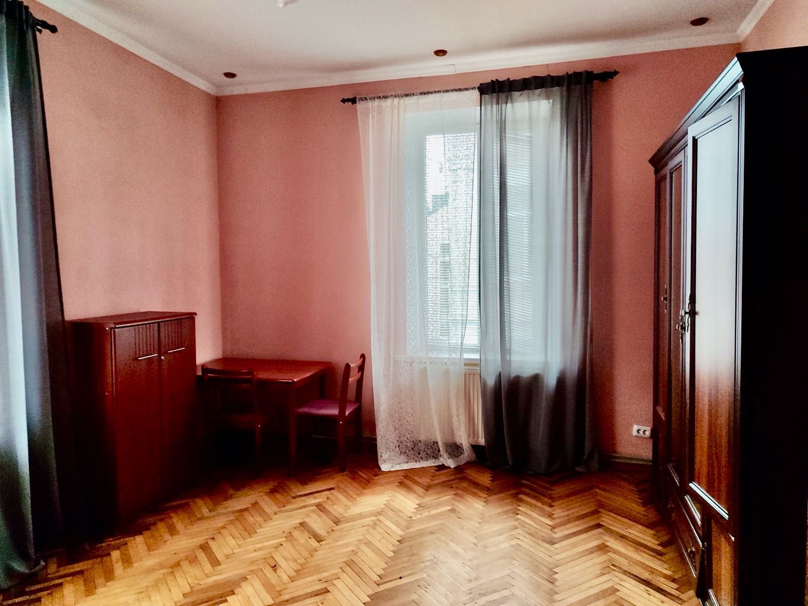 Продається 2-кімнатна квартира в самому центрі міста. Чортків