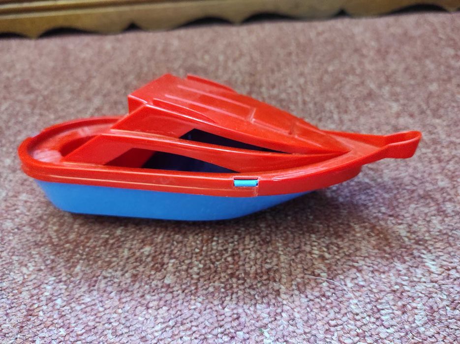 Zabawkowa łódka 20 cm. Plastikowy Jacht zabawka