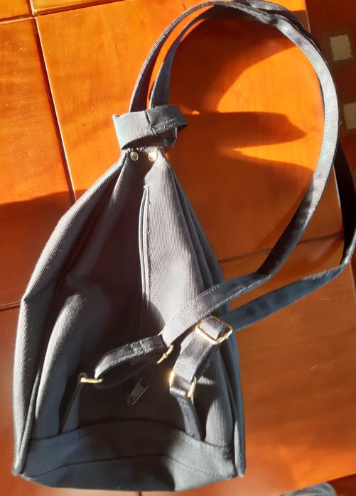 mochila de tecido preto com bolso à frente dos anos 90