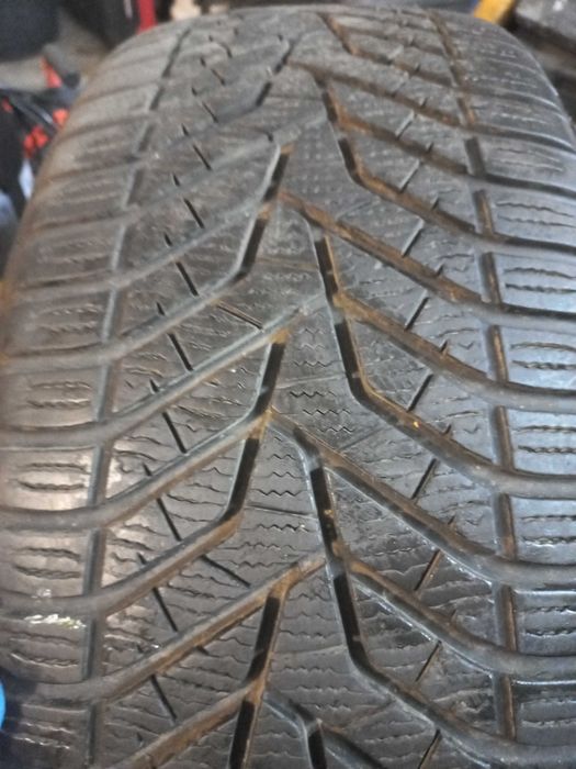 Używane opony zimowe 225/50 R17 YOKOHAMA BLUEARTH WINTER V905