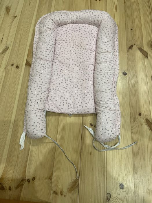 Дітячий кокон та подушечка.